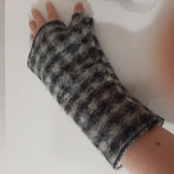 Beautiful Wool fingerless gloves made in Italy - Picture 6 of 10